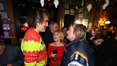 FOTO: Veronika Žilková se sklenkou vína při konverzaci s Karlem Vagnerem a Jakubem Kohákem.