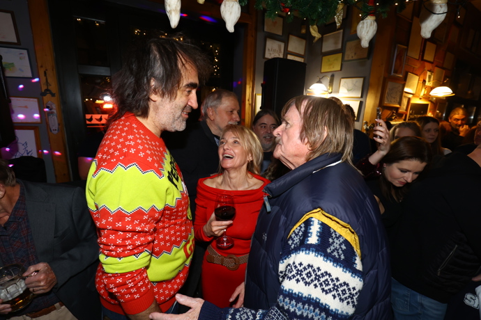 FOTO: Veronika Žilková se sklenkou vína při konverzaci s Karlem Vagnerem a Jakubem Kohákem. – stránka 15