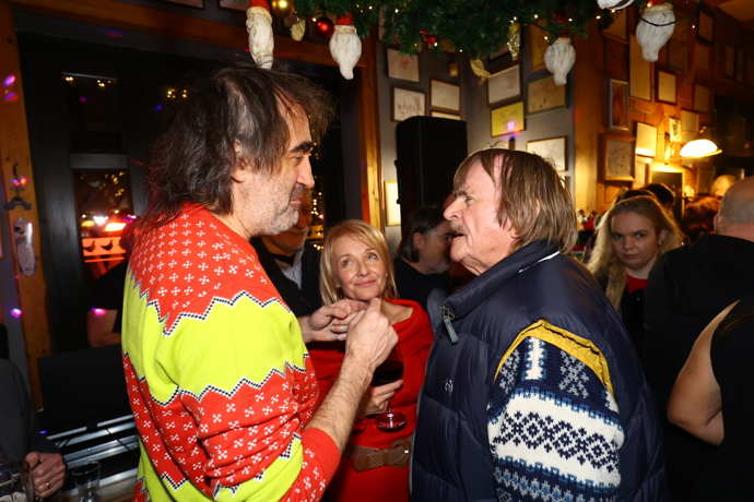 FOTO: Jakub Kohák a Karel Vágner si ve společnosti Veroniky Žilkové. – stránka 13