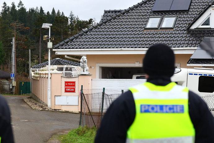 FOTO: Zátah před domem Karlose Vémoly – stránka 20