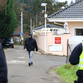 Policisté před domem Karlose Vémoly.