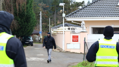 FOTO: Policisté před domem Karlose Vémoly.