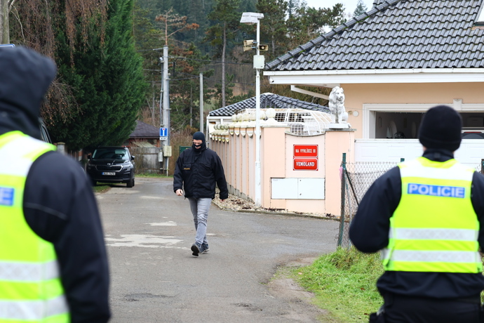 FOTO: Policisté před domem Karlose Vémoly. – stránka 18