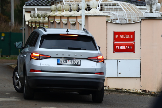 FOTO: Vůz před domem Karlose Vémoly. – stránka 17