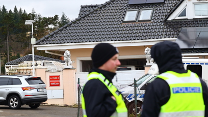 FOTO: Policisté před domem Karlose Vémoly.