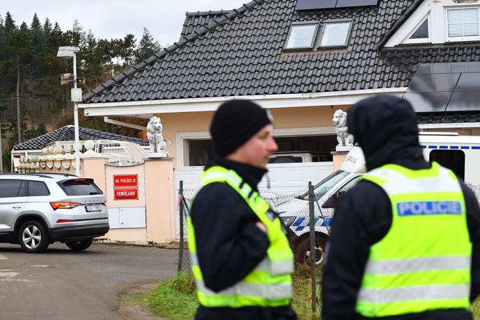 FOTO: Policisté před domem Karlose Vémoly. – stránka 16