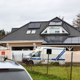 Policisté před domem Karlose Vémoly.