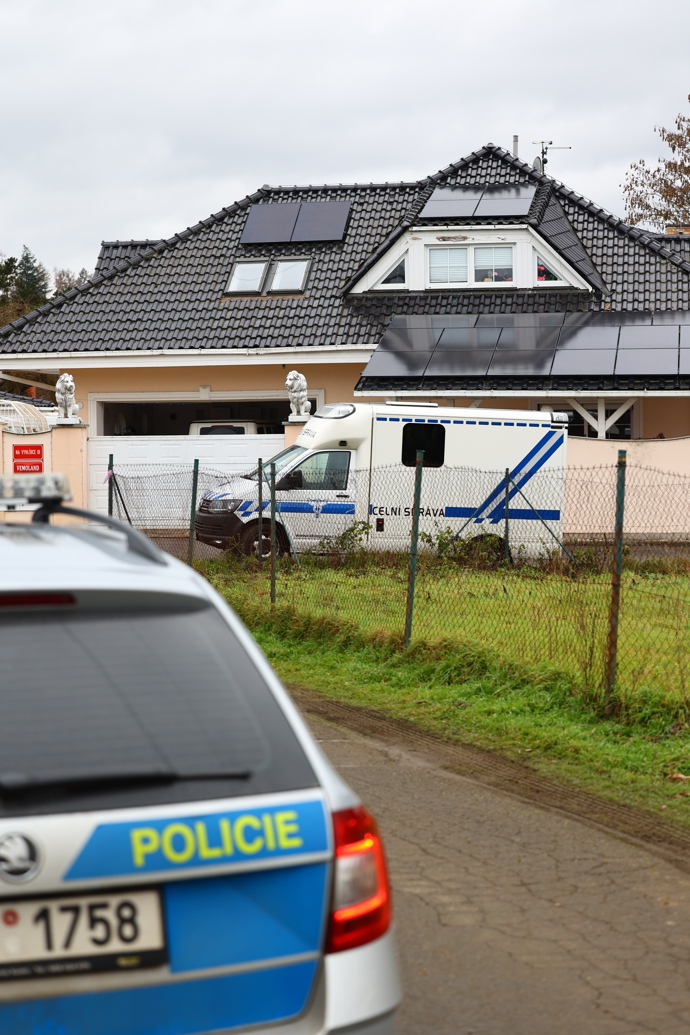 FOTO: Policisté před domem Karlose Vémoly. – stránka 15