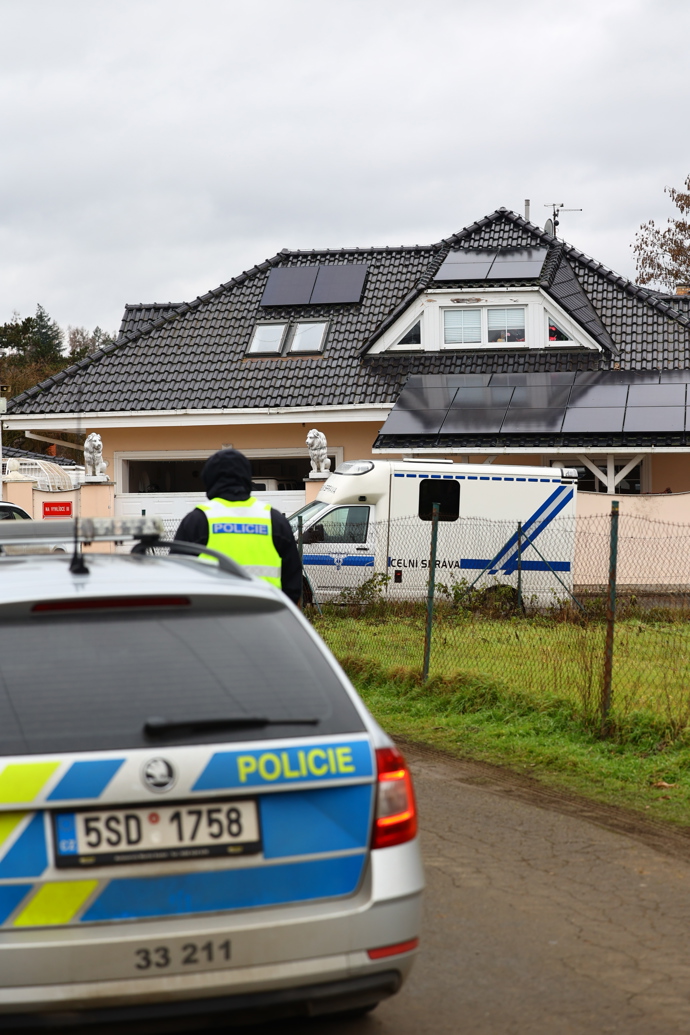 FOTO: Policisté před domem Karlose Vémoly. – stránka 14