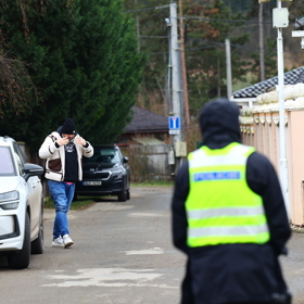 Policisté před domem Karlose Vémoly.