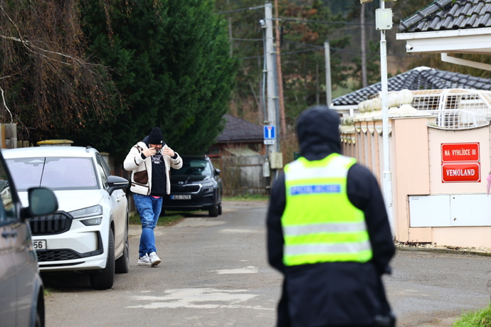FOTO: Policisté před domem Karlose Vémoly. – stránka 13