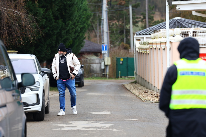 FOTO: Policisté před domem Karlose Vémoly. – stránka 12