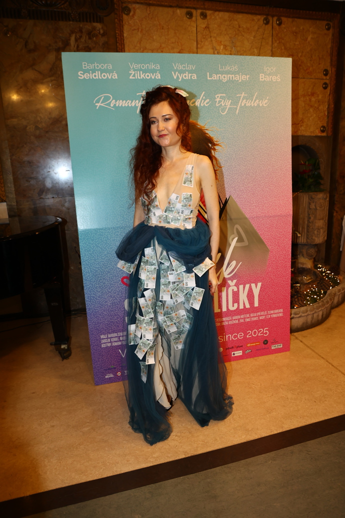 FOTO: Eva Toulová na premiéře filmu Deník shopaholičky. – stránka 11