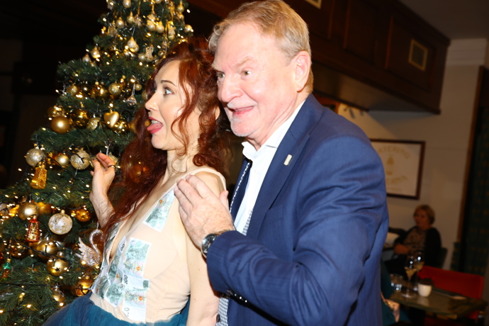 FOTO: Eva Toulová a moderátor Petr Jančařík. – stránka 2