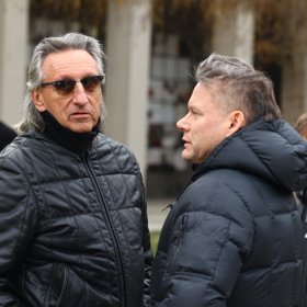 První smuteční hosté se přicházejí naposledy rozloučit s moderátorem Patrikem Hezuckým. Matěj Ruppert přišel dát poslední sbohem.