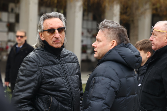 FOTO: První smuteční hosté se přicházejí naposledy rozloučit s moderátorem Patrikem Hezuckým. Matěj Ruppert přišel dát poslední sbohem. – stránka 7