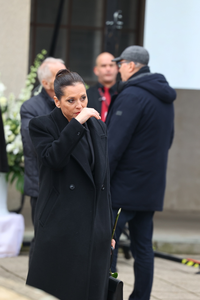 FOTO: Bára Kodetová sušila slzy. – stránka 261