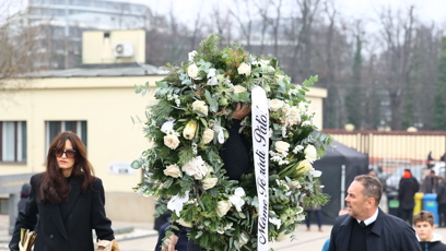 FOTO: První smuteční hosté se přicházejí naposledy rozloučit s moderátorem Patrikem Hezuckým.