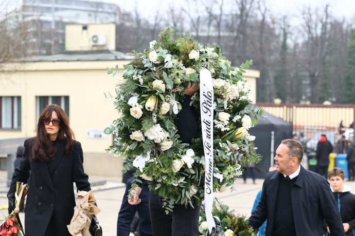 FOTO: První smuteční hosté se přicházejí naposledy rozloučit s moderátorem Patrikem Hezuckým. – stránka 272