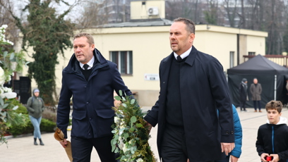 FOTO: První smuteční hosté se přicházejí naposledy rozloučit s moderátorem Patrikem Hezuckým.