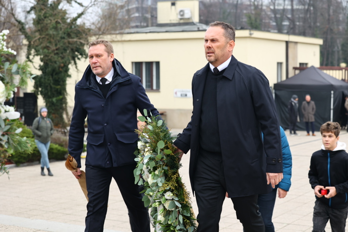 FOTO: První smuteční hosté se přicházejí naposledy rozloučit s moderátorem Patrikem Hezuckým. – stránka 271