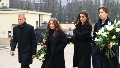 FOTO: První smuteční hosté se přicházejí naposledy rozloučit s moderátorem Patrikem Hezuckým.