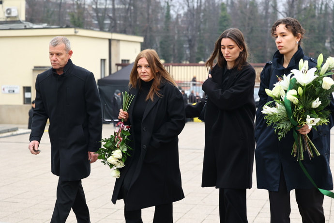 FOTO: První smuteční hosté se přicházejí naposledy rozloučit s moderátorem Patrikem Hezuckým. – stránka 270