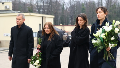 FOTO: První smuteční hosté se přicházejí naposledy rozloučit s moderátorem Patrikem Hezuckým.