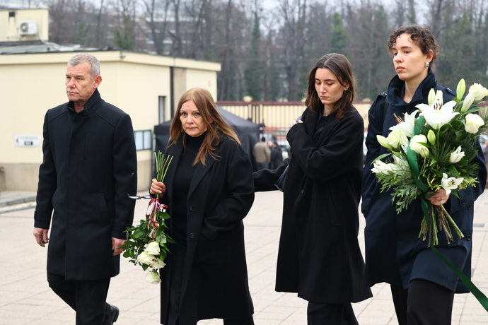 FOTO: První smuteční hosté se přicházejí naposledy rozloučit s moderátorem Patrikem Hezuckým. – stránka 269