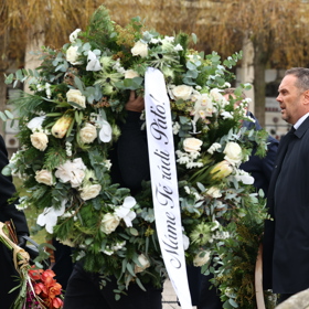 První smuteční hosté se přicházejí naposledy rozloučit s moderátorem Patrikem Hezuckým.
