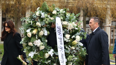 FOTO: První smuteční hosté se přicházejí naposledy rozloučit s moderátorem Patrikem Hezuckým.