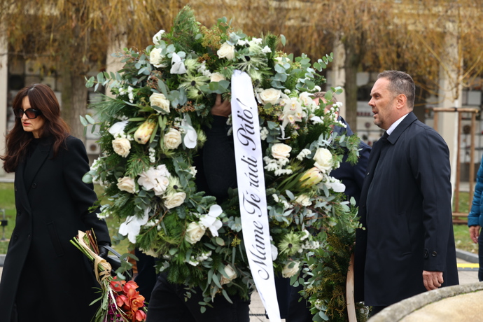 FOTO: První smuteční hosté se přicházejí naposledy rozloučit s moderátorem Patrikem Hezuckým. – stránka 268