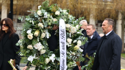 FOTO: První smuteční hosté se přicházejí naposledy rozloučit s moderátorem Patrikem Hezuckým.