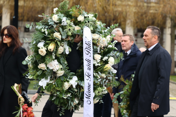 FOTO: První smuteční hosté se přicházejí naposledy rozloučit s moderátorem Patrikem Hezuckým. – stránka 267