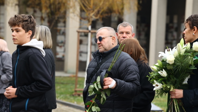 FOTO: První smuteční hosté se přicházejí naposledy rozloučit s moderátorem Patrikem Hezuckým.