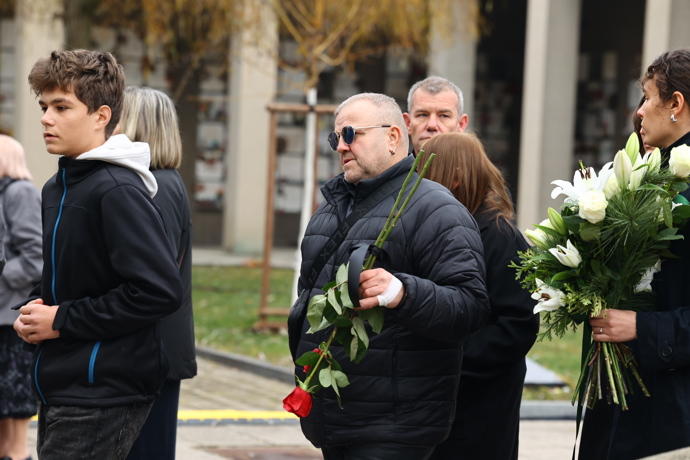 FOTO: První smuteční hosté se přicházejí naposledy rozloučit s moderátorem Patrikem Hezuckým. – stránka 266