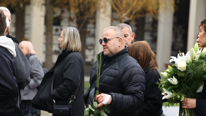 FOTO: První smuteční hosté se přicházejí naposledy rozloučit s moderátorem Patrikem Hezuckým.
