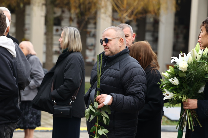 FOTO: První smuteční hosté se přicházejí naposledy rozloučit s moderátorem Patrikem Hezuckým. – stránka 265