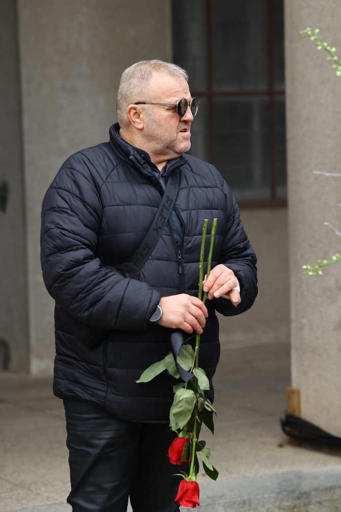 FOTO: První smuteční hosté se přicházejí naposledy rozloučit s moderátorem Patrikem Hezuckým. – stránka 264