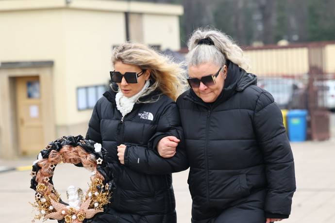 FOTO: Lidé se přicházejí rozloučit s Patrikem Hezuckým. – stránka 249