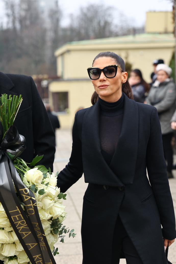 FOTO: Tereza Kerndlová přinesla Hezuckému bílou kytici. – stránka 121