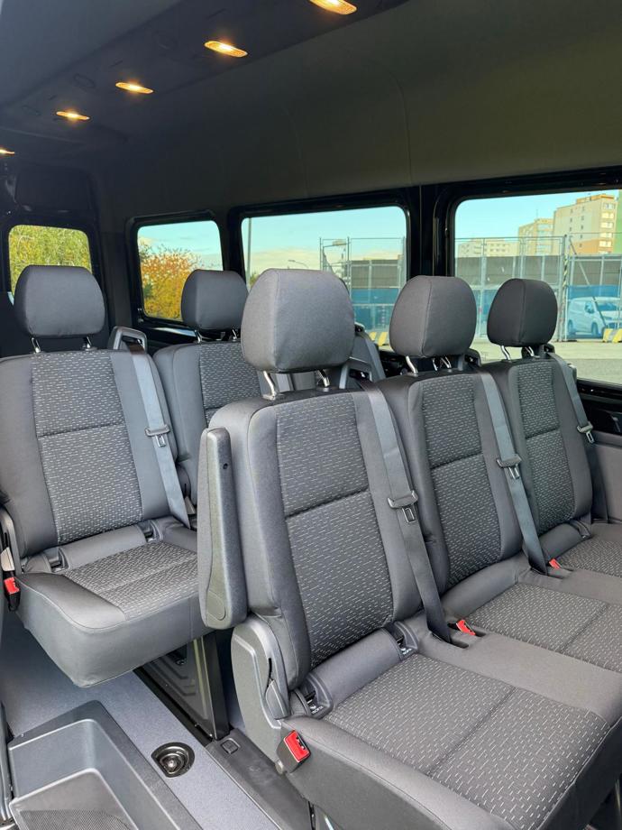 FOTO: Dovnitř se hravě vejde celá kapela. – stránka 4