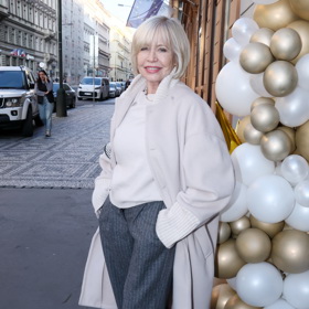 Stejnou službu prokázala krémová také Janě Švandová, která ji oblékla k šedé a černé.