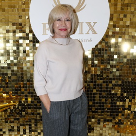 Jana Švandová zkombinovalou šedou s elegantní krémovou.