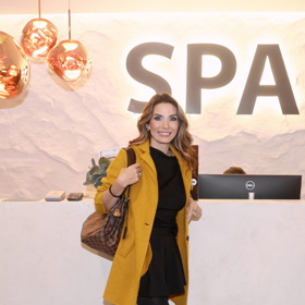 Eva Decastelo vyrazila na wellness v kabátu hořčicové barvy. 