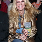 Vendula Pizingerová zkombinovala odvážné zlaté sametové sako s kravatou a ležérními džínami.