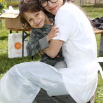 Starší Nathan už s mámou trénuje hru na piano. 