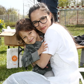 Starší Nathan už s mámou trénuje hru na piano. 