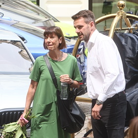 Andrea Bartošková šaty oblékla i při příjezdu na KVIFF před dvěma lety.