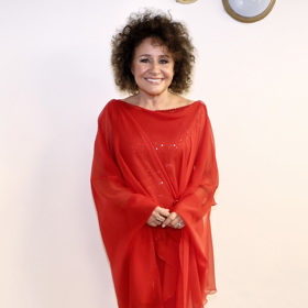 Červenou máme s Vánocemi neodmyslitelně spojenou. Jak ale oblíbená zpěvačka ukázala, tahle výrazná barva se dá nosit i jinak než předvídatelně